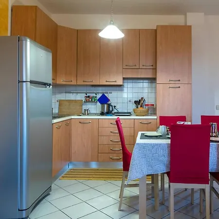 With 3 Bedrooms In With Enclosed Garden And Wifi 30 Km From The Beach Διαμέρισμα