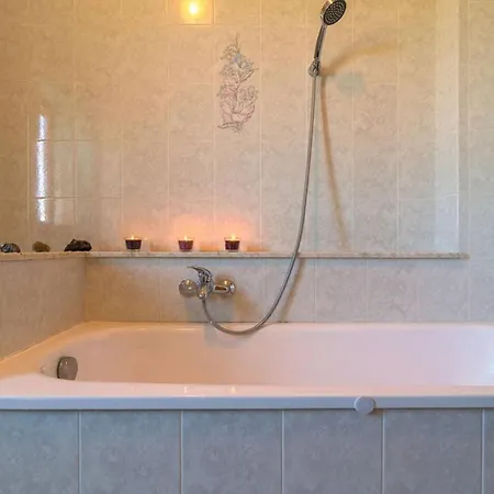 With 3 Bedrooms In With Enclosed Garden And Wifi 30 Km From The Beach *
