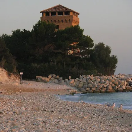 With 3 Bedrooms In With Enclosed Garden And Wifi 30 Km From The Beach