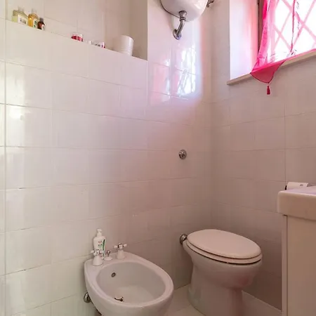 With 3 Bedrooms In With Enclosed Garden And Wifi 30 Km From The Beach