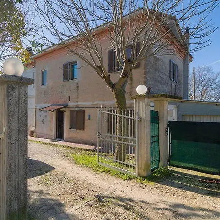 With 3 Bedrooms In With Enclosed Garden And Wifi 30 Km From The Beach
