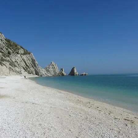 With 3 Bedrooms In With Enclosed Garden And Wifi 30 Km From The Beach