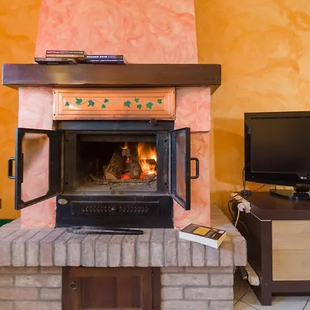 With 3 Bedrooms In With Enclosed Garden And Wifi 30 Km From The Beach